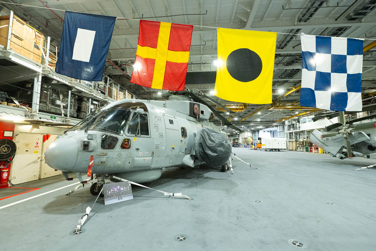 Een Merlin maritieme helikopter met een opblaasbare radarkoepel aan de zijkant van de romp.
