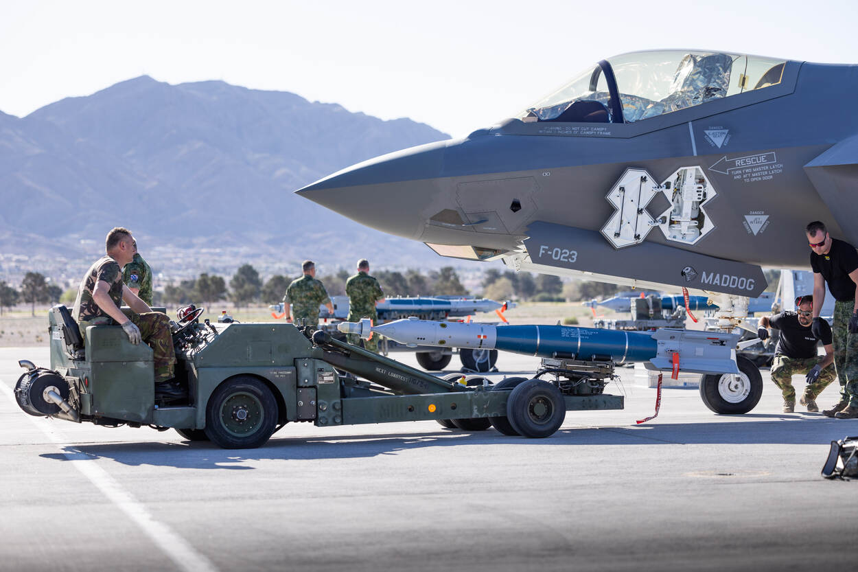 Op de foto 3 F-35’s in formatie tegen een blauwe achtergrond.