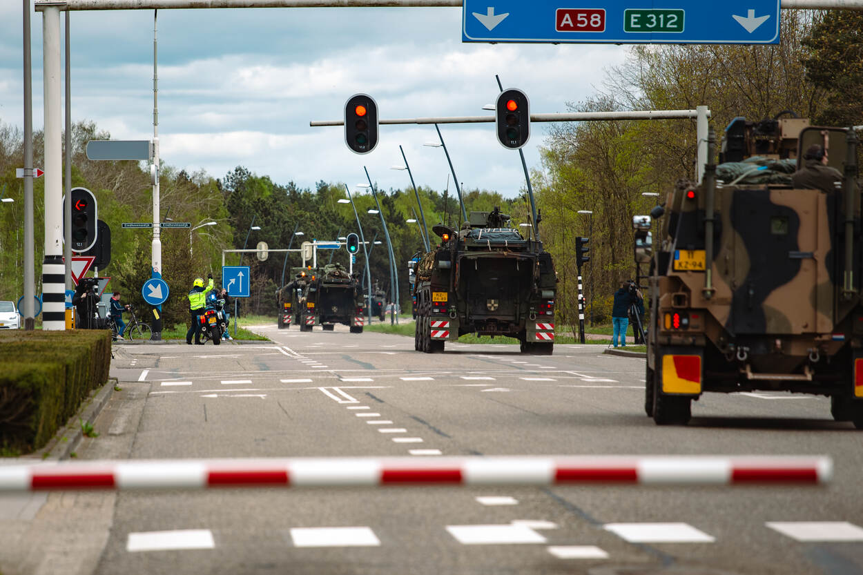 Een militaire colonne rijdt naar de snelweg.