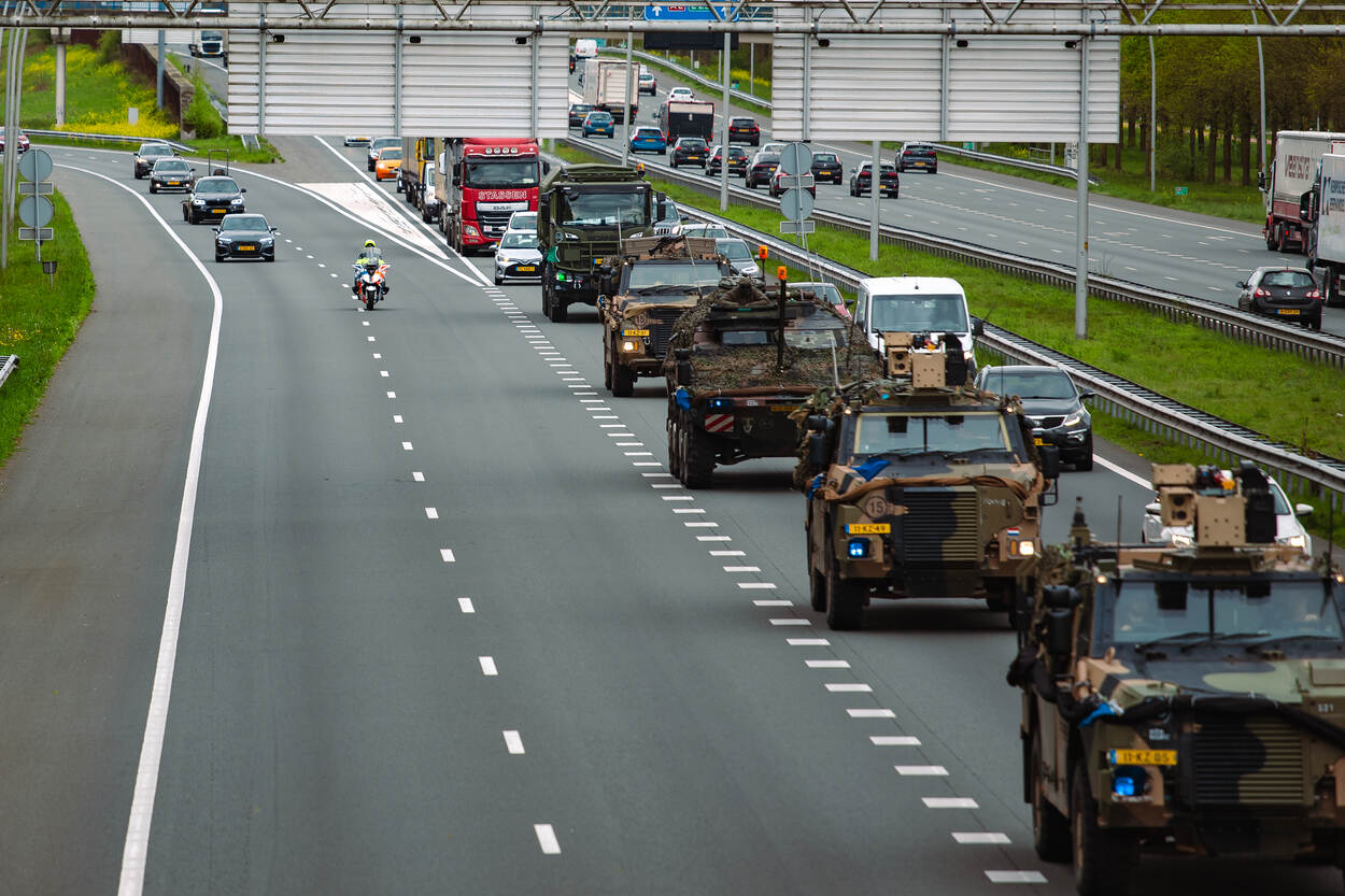 Een militaire colonne op de snelweg.