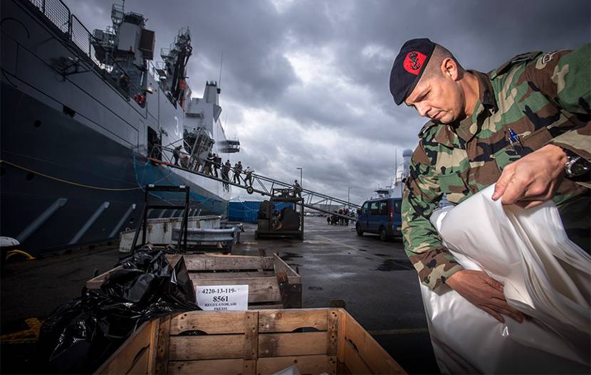 Karel Doorman op weg naar West-Afrika Nederlands marineschip brengt hulpgoederen bestrijding ebola