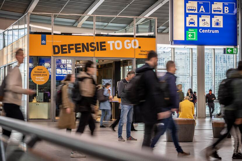 De pop-up store op Utrecht Centraal Station waar je informatie kunt krijgen over werken bij Defensie.