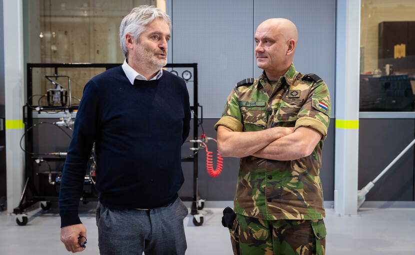 Op de foto commandant Luchtstrijdkrachten luitenant-generaal Andre Steur in camouflagepak met links van hem projectleider en medebedenker van de VTO René Derksen.