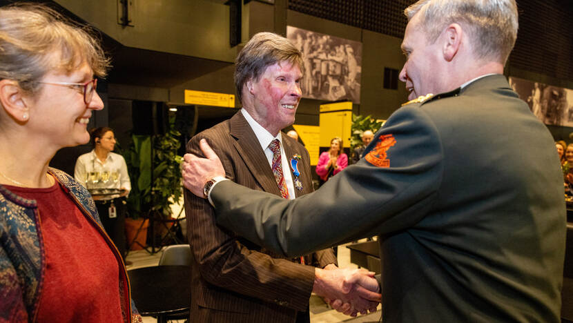 Ron Geurts krijgt het Ereteken voor Verdienste in zilver van generaal Jan-Willem Maas opgespeld.