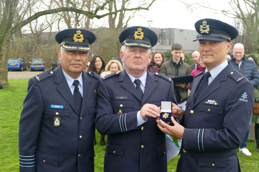 Kapitein Adriaan van Rossum Van Rossum (rechts) met onderscheiding, midden majoor b.d. Wim Lutgert en rechts kolonel b.d. Carel Banse.