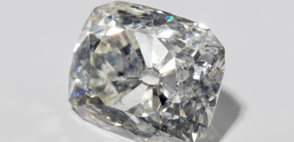 Een close-up van een fonkelende diamant.
