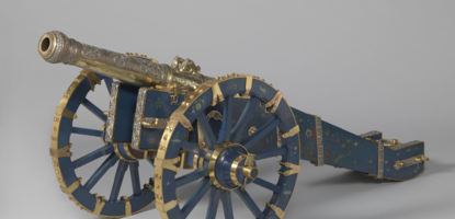Een grijsblauw kanon, rijkelijk opgelegd met goud en versierd met geverfde bloemen.