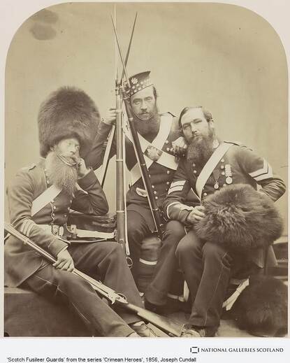 Een aantal Britse landmachtmilitairen met lange baarden, op een foto uit 1850 tijdens de Krimoorlog.