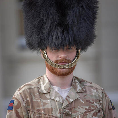 Een Royal Guard met baard.