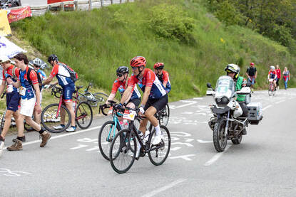 Een foto van fietsers die meedoen aan Alpe D'HuZes.