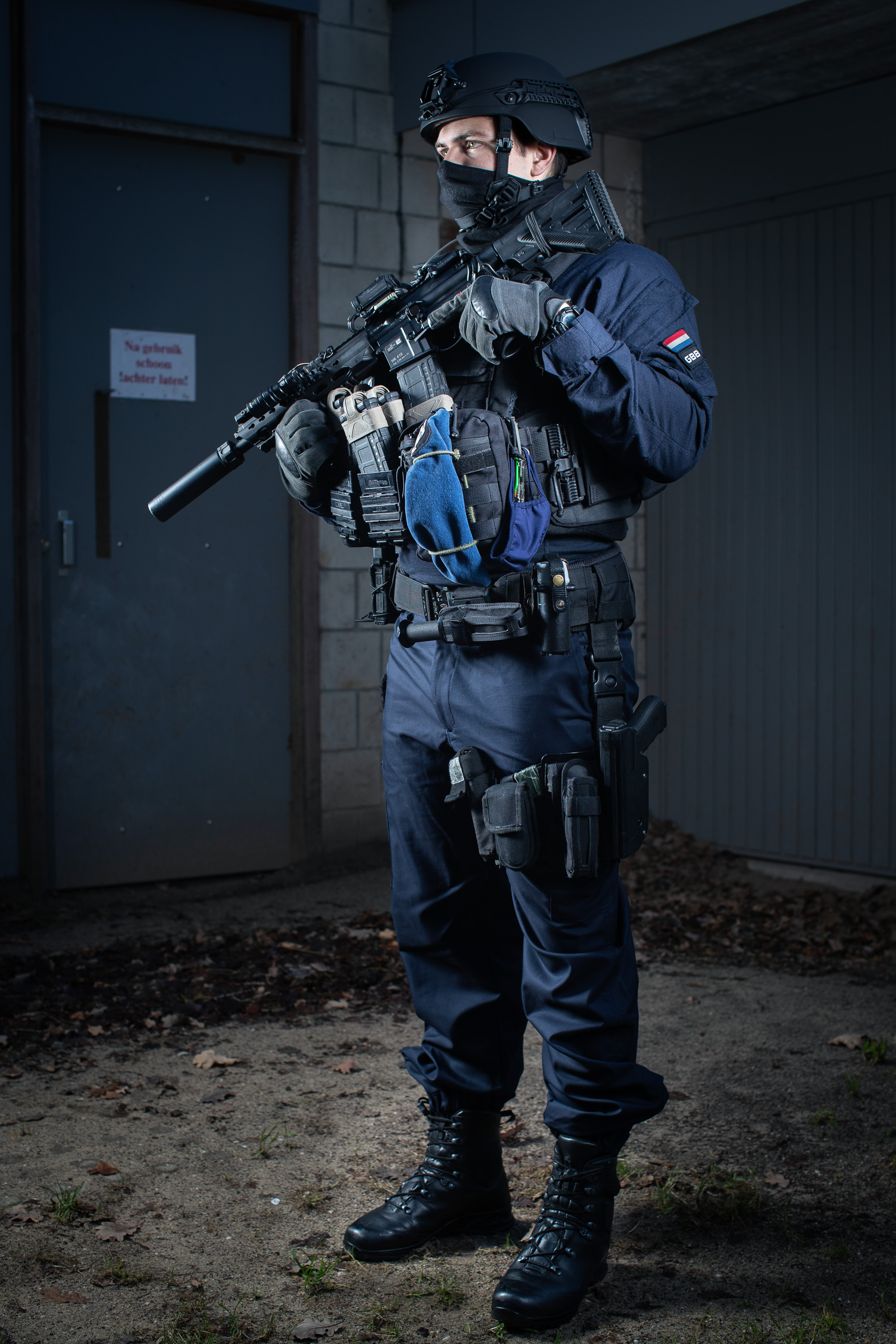 Dutch BOT-operator (special support team) guarding a court building,  nicknamed the Bunker, in Amsterdam during a high risk trial [2560x1706] :  r/policeporn