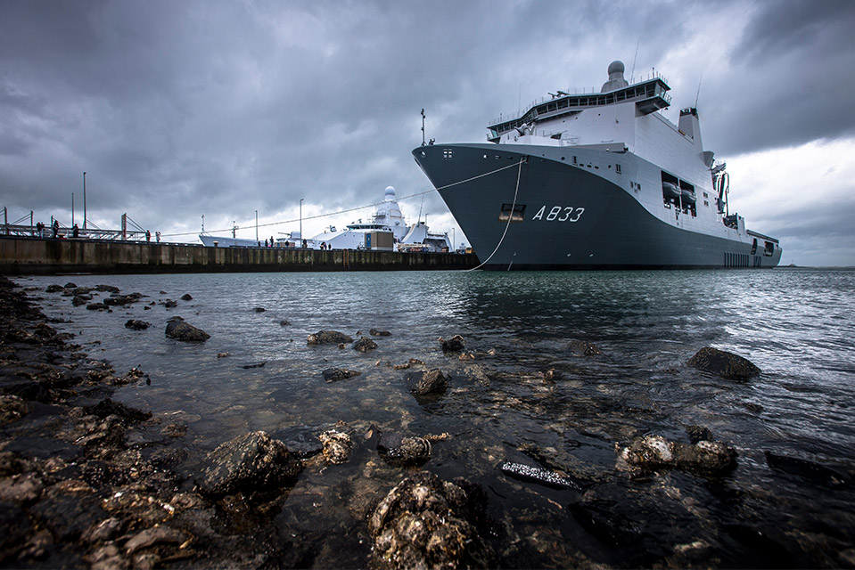 Karel Doorman op weg naar West-Afrika Nederlands marineschip brengt hulpgoederen bestrijding ebola