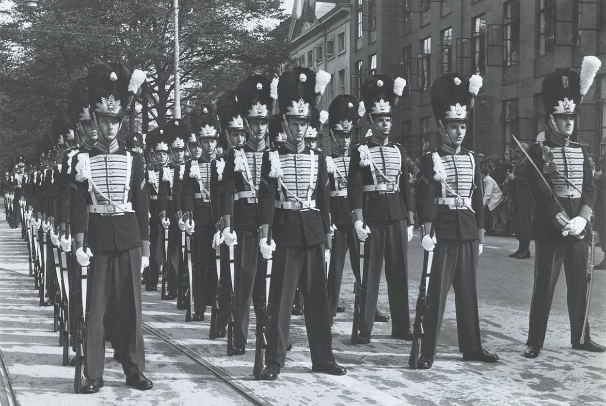 Grenadiers-ceremonieel-tenue-plaats-rust-1969