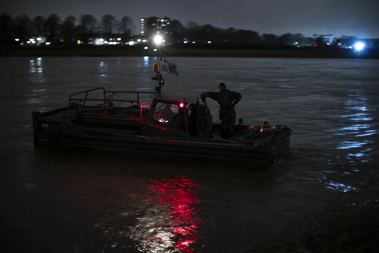 Een boot van 105 Genietroepen waterbouw vaart in de Maas.