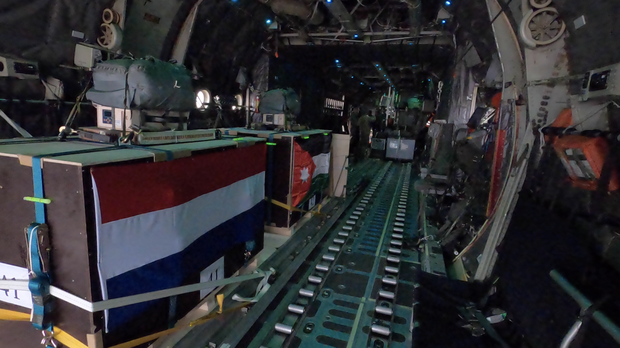 Bundels in het vliegtuig voorzien van een Nederlandse en een Jordaanse vlag.
