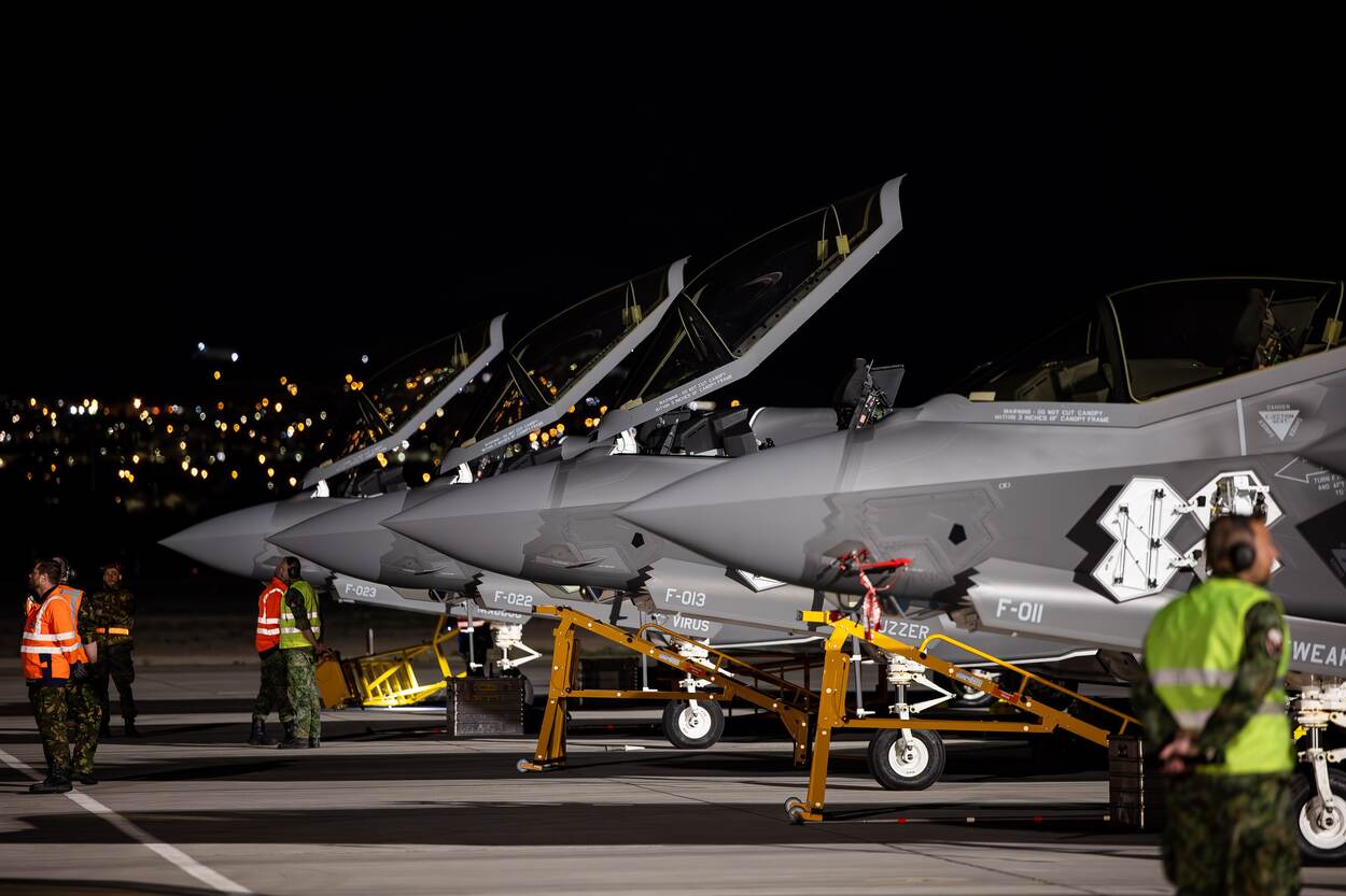 Een rij F-35 ’s bij duisternis op het platform.