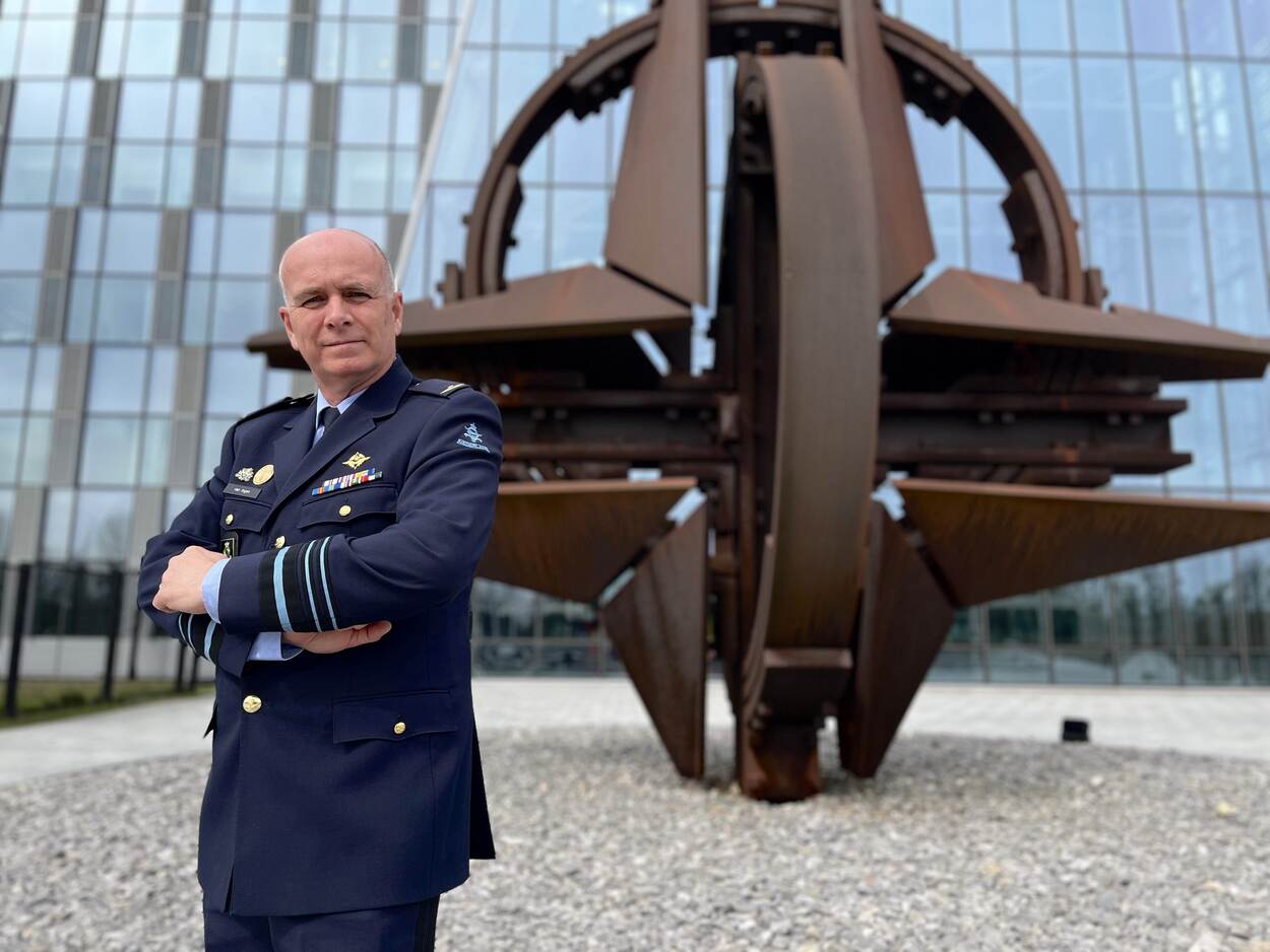 Luitenant-generaal Dick van Ingen poseert voor het NAVO-hoofdkwartier in Brussel.