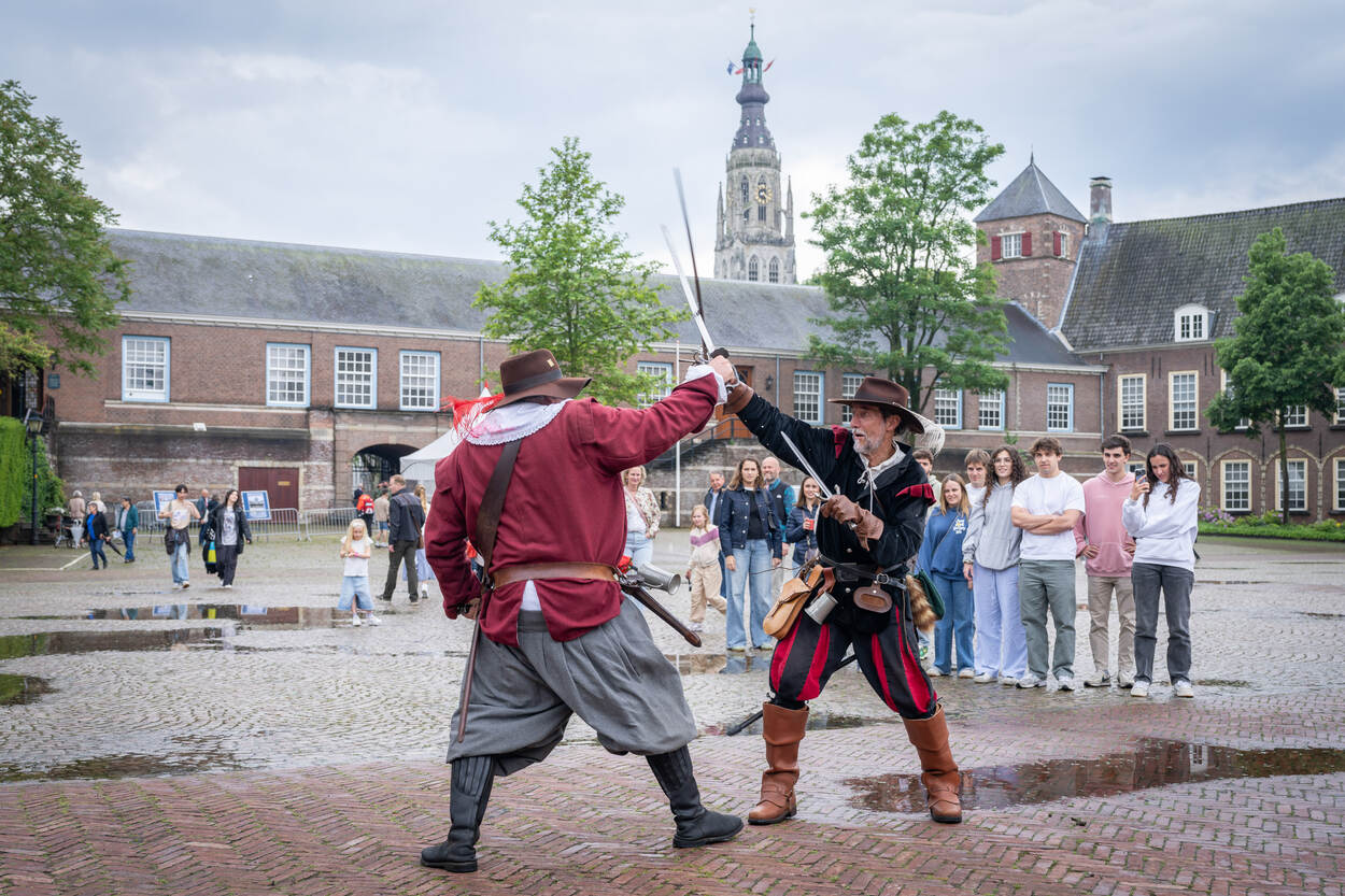 Re-enactors in een zogenaamd gevecht op de binnenplaats van het Kasteel van Breda.