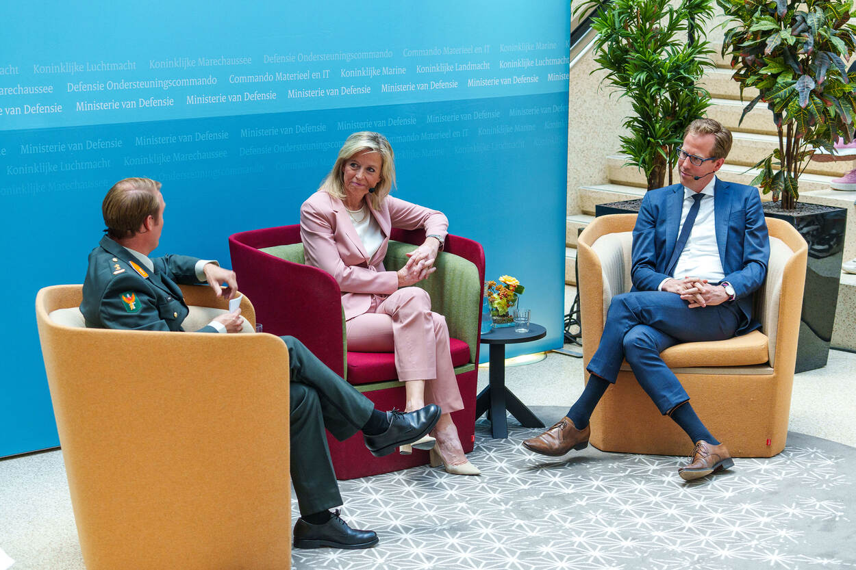 Minister Ollongren en staatssecretaris Van der Maat in gesprek met luitenant-kolonel Peter de Bock