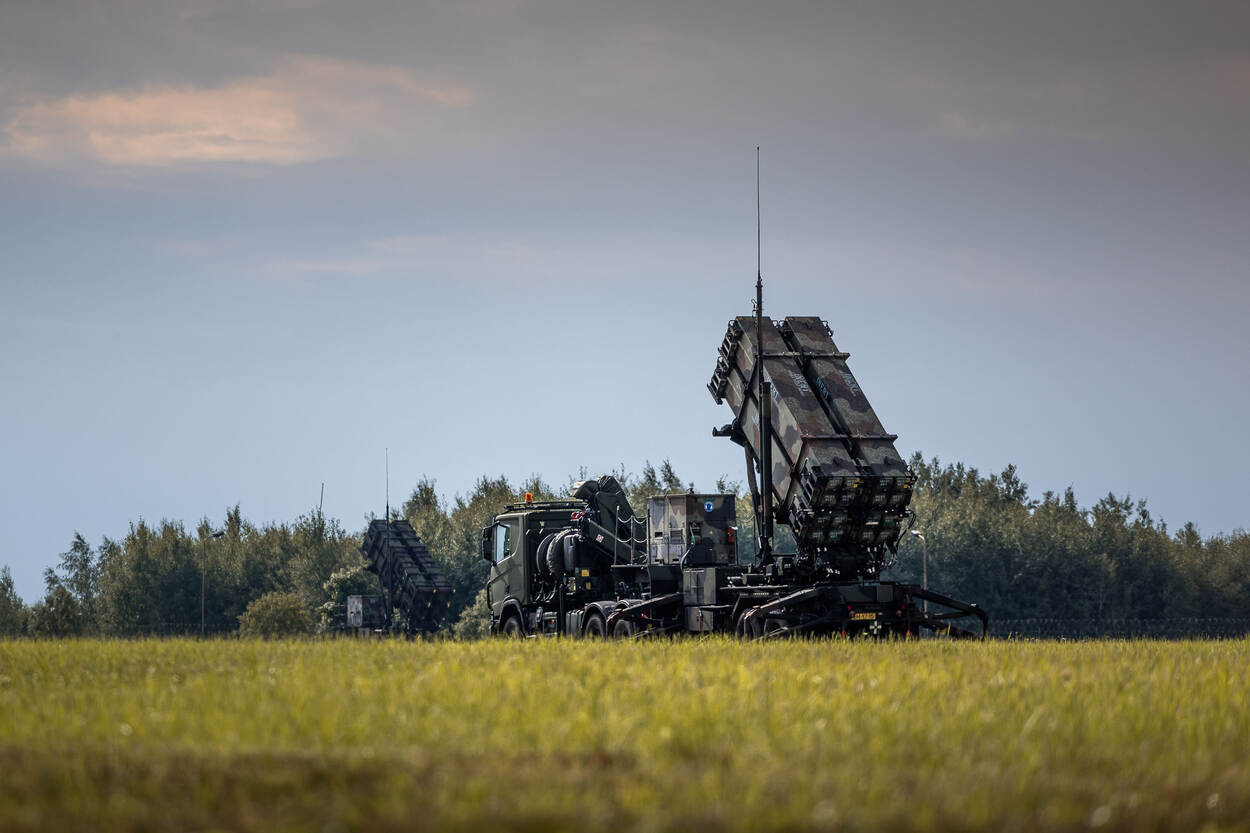 Een Patriot-batterij staat in het veld opgesteld.