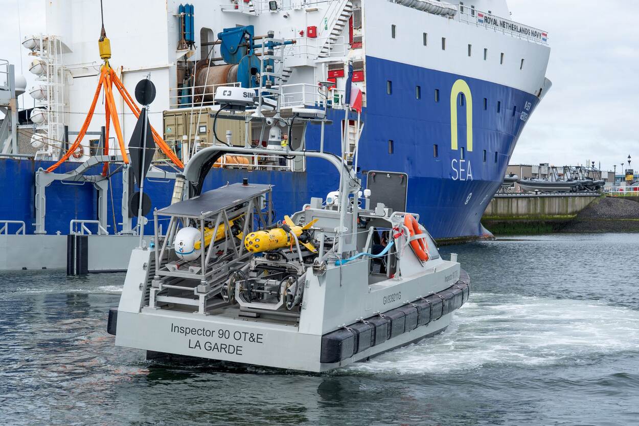 De Unmanned Surface Vehicle 90 in het water.