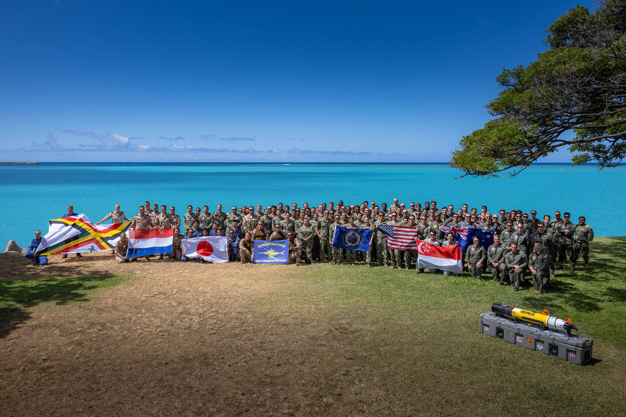 Groepsfoto van alle internationale duikteams die meedoen aan oefening RIMPAC.