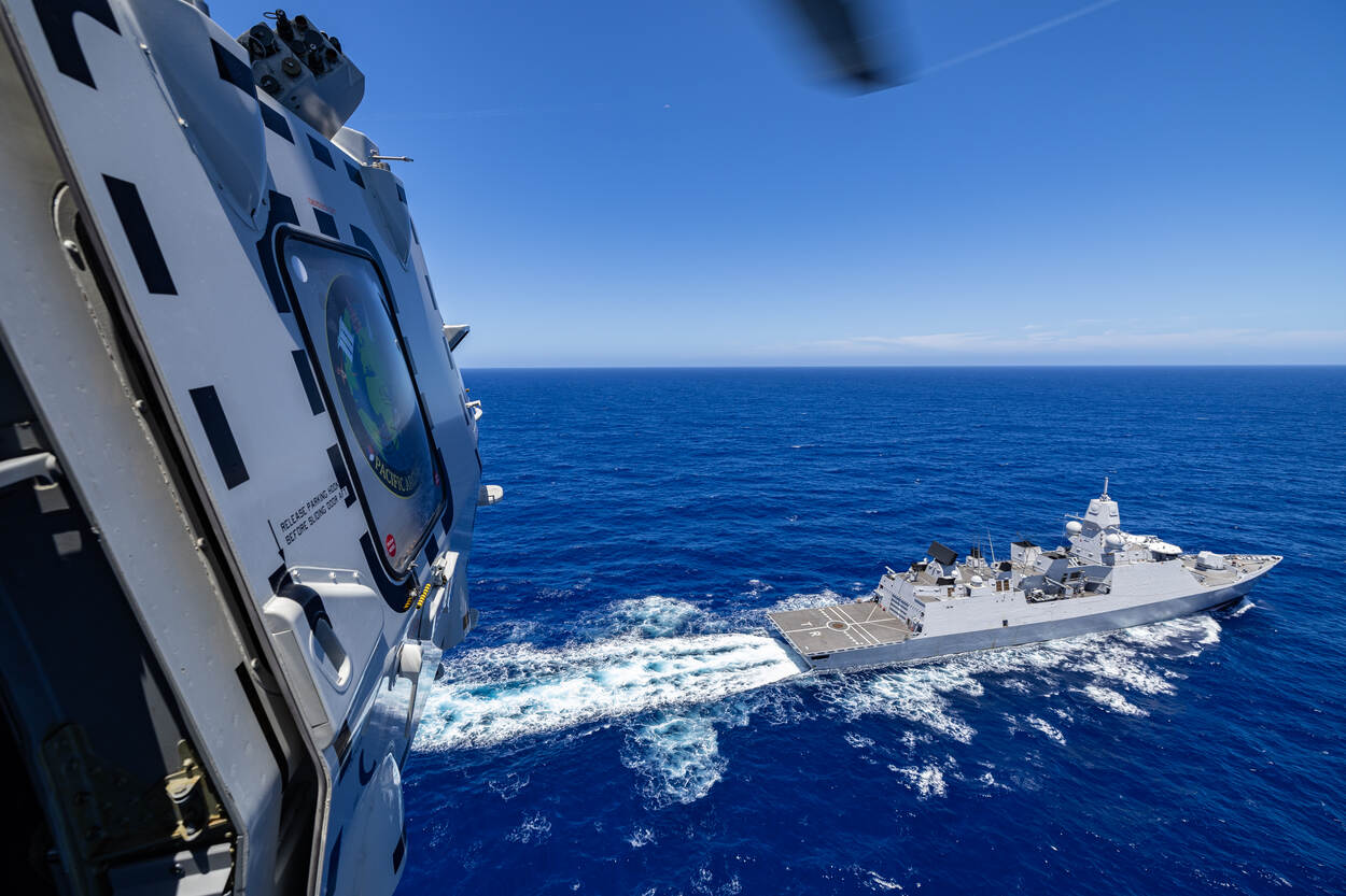 Zr.Ms. Tromp vaart door de Stille Oceaan, gezien vanuit de NH-90 gevechtshelikopter.