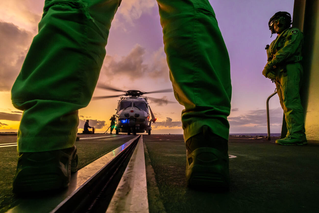 De NH-90 gevechtshelikopter in avondlicht.