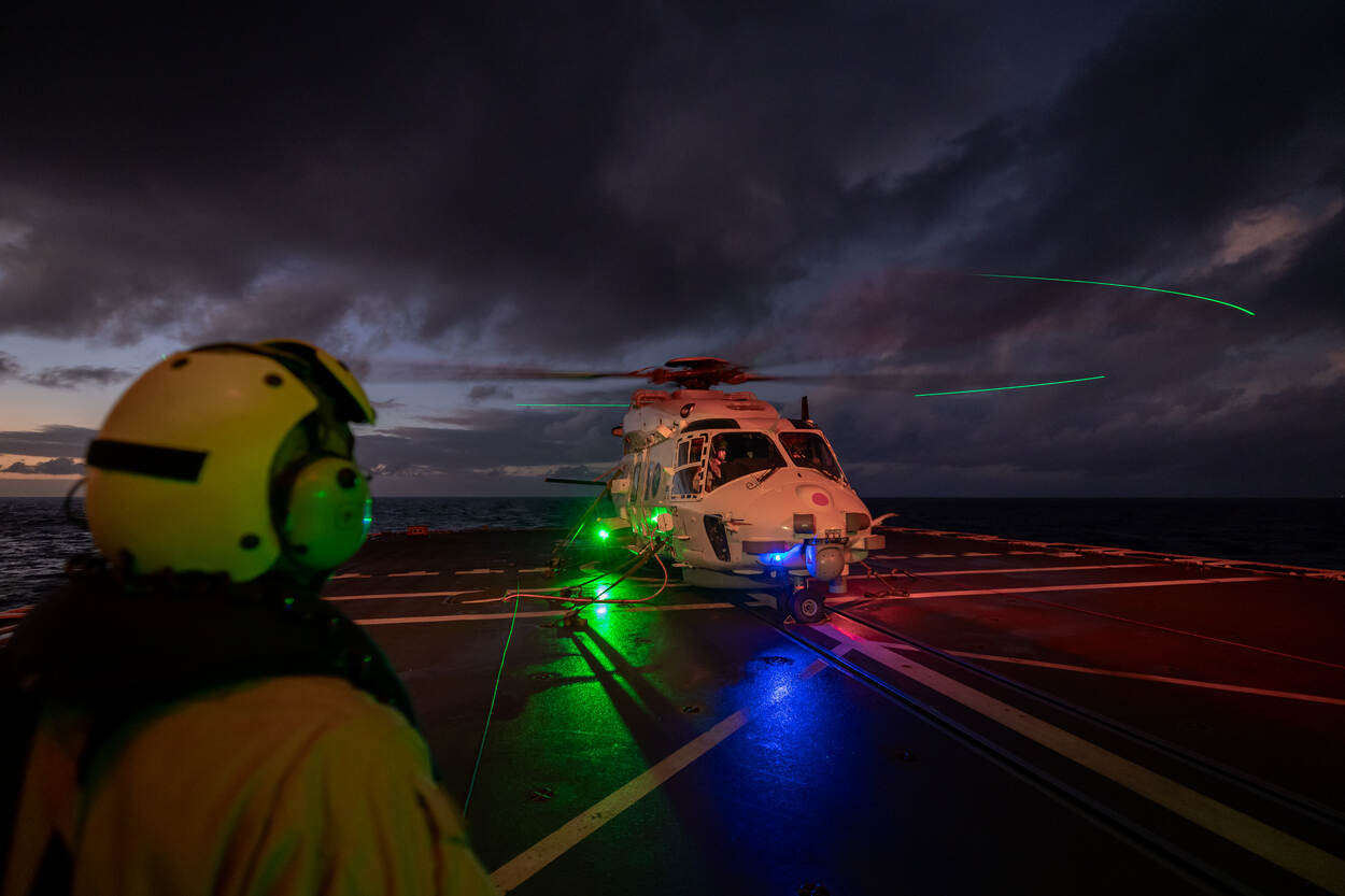 De NH-90 gevechtshelikopter in avondlicht.