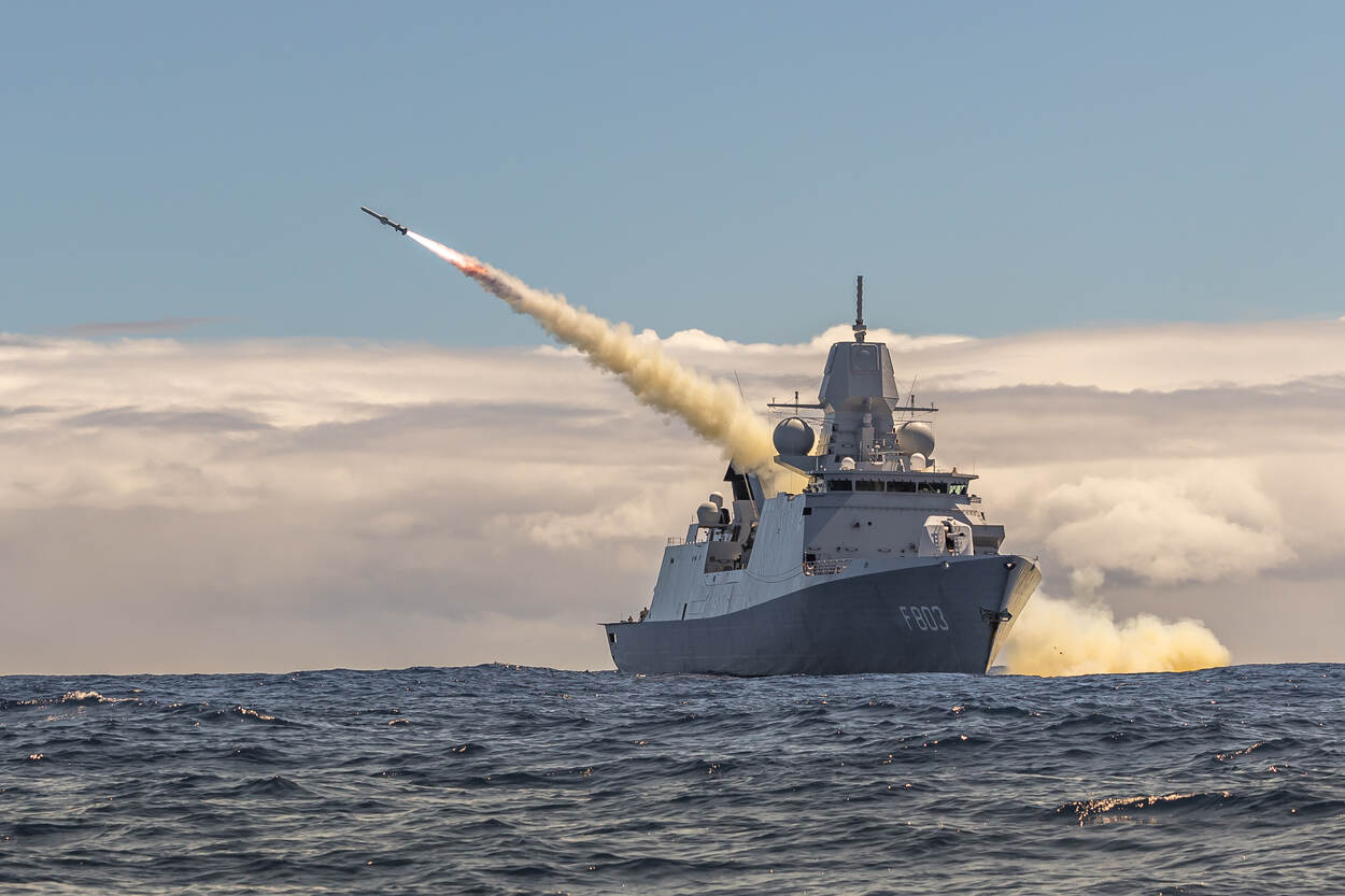 Vanaf Zr.Ms. Tromp vliegt harpoon-raket door de lucht om het uitdienstgestelde vliegkampschip USS Tarawa tot zinken te brengen.