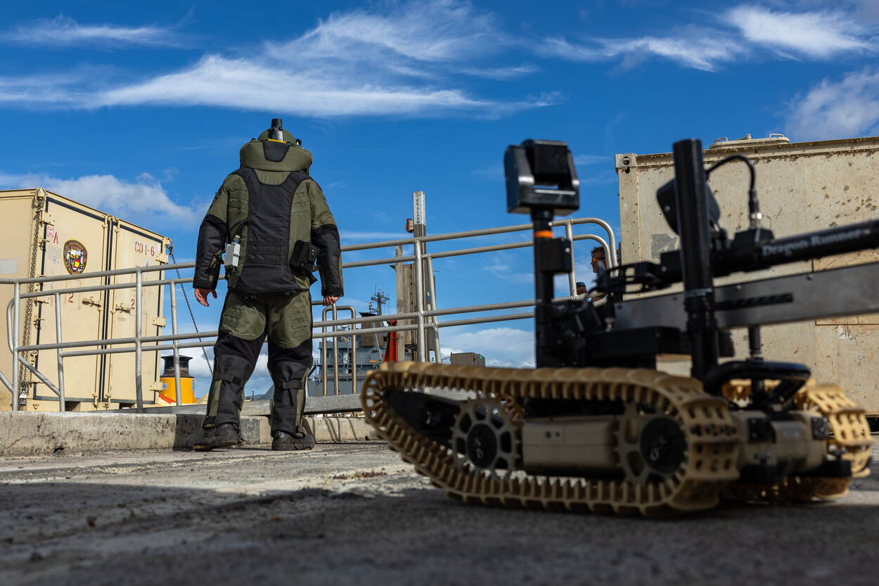 Het bompak van de EOD Het beschermt tegen schokgolven van een explosie, scherven en vuur. De robot ondersteunt de explosievenruimer bij het onderzoeken van bijvoorbeeld verdachte pakketjes.