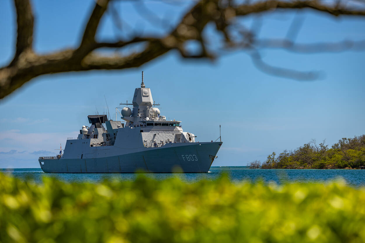 Zr.Ms. Tromp gezien vanaf het strand van Hawaii.