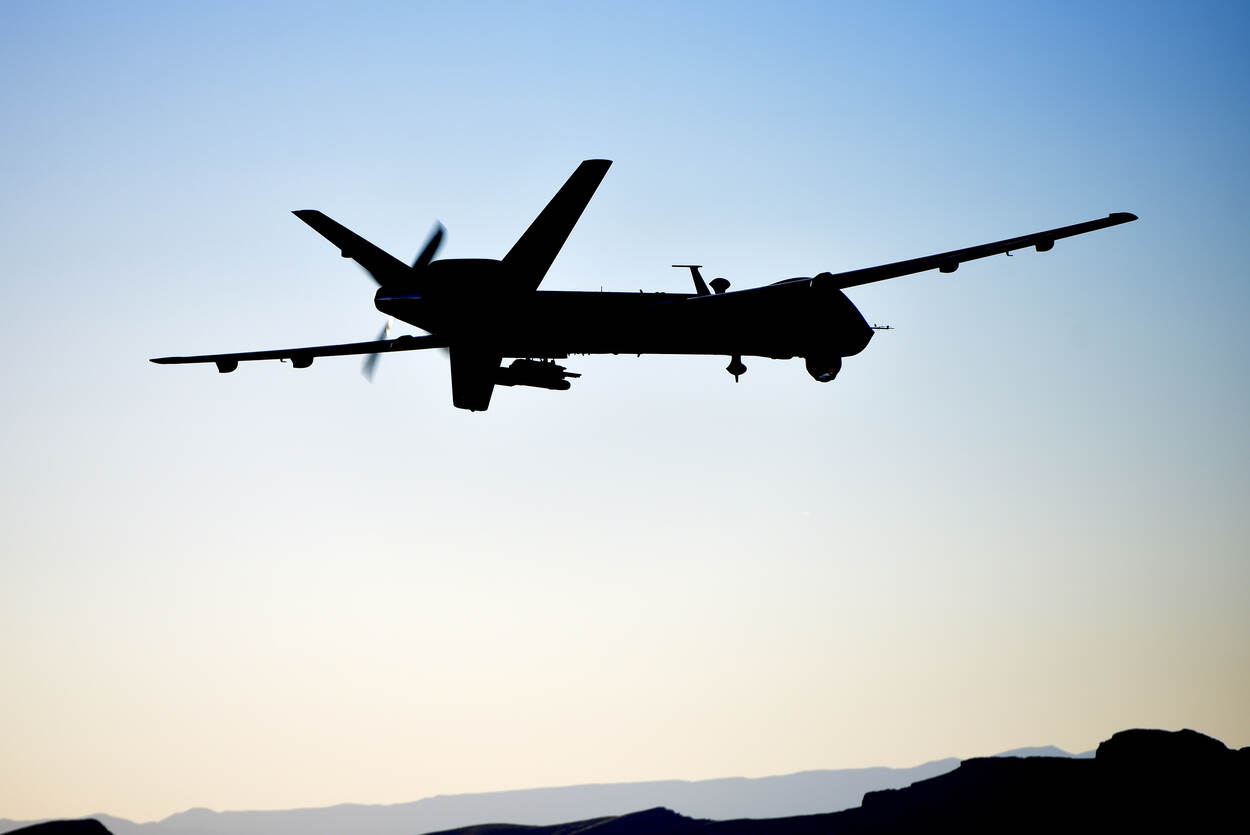 Een MQ-9 Reaper vliegend in de schemering