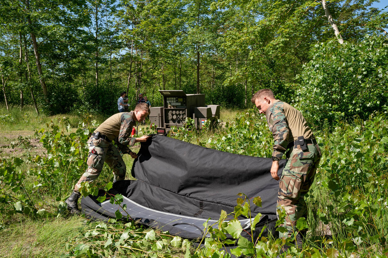 Militairen met oprolbare zonnepanelen.