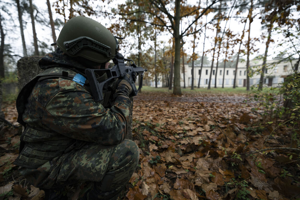 Oekraïense militairen bij een gebouw.