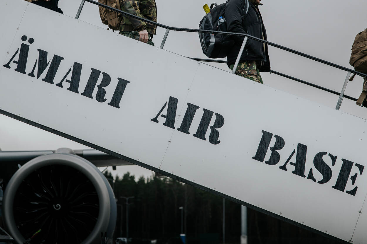 ‘AMARI AIR BASE’ op een wit bord. Dit is waar de eenheid verblijft.