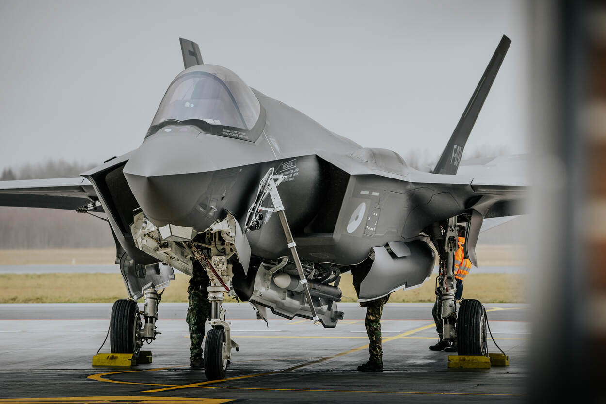 Een F35 op de grond. Om het jachtvliegtuig voeren militairen werkzaamheden uit aan de F35.