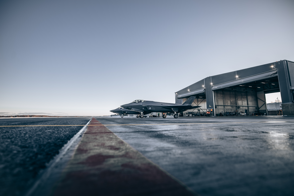 F-35’s staan voor de hangaar in Estland.