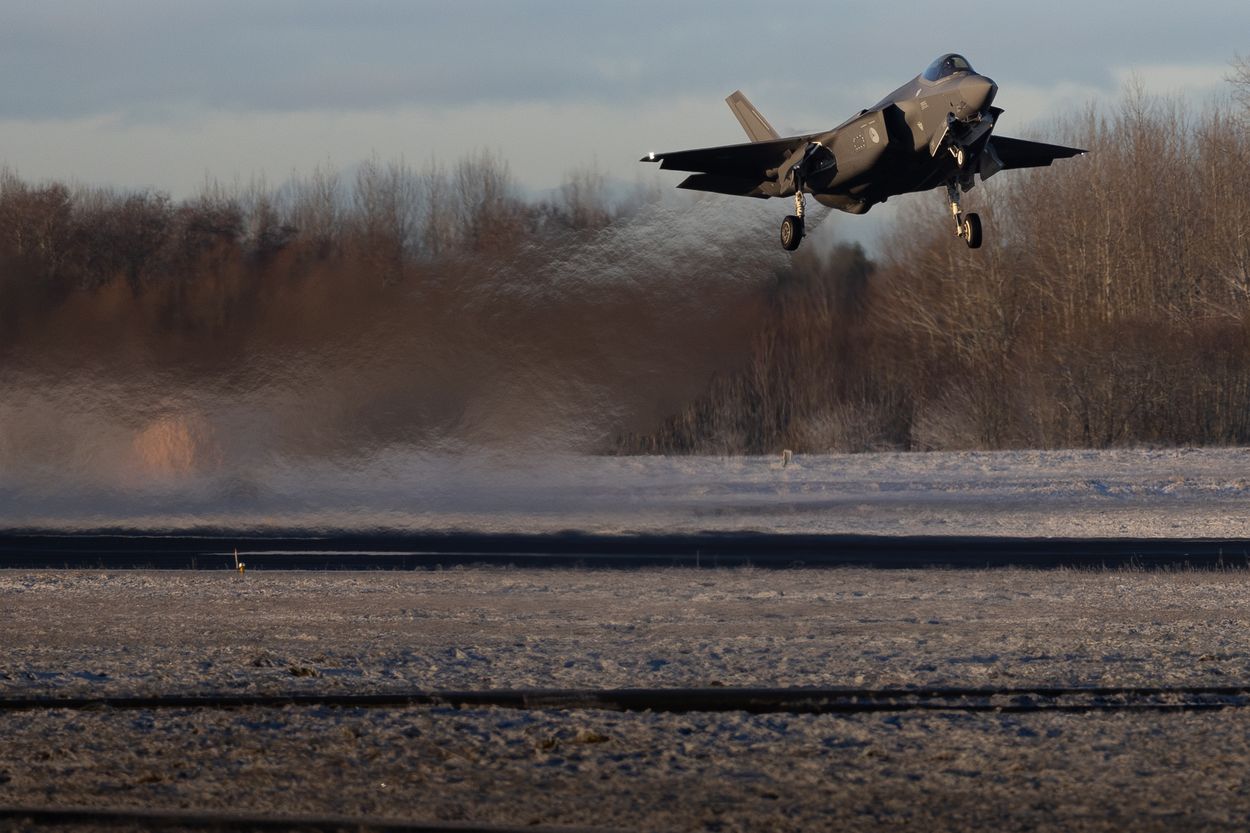 Een F35 stijgt op in Estland.