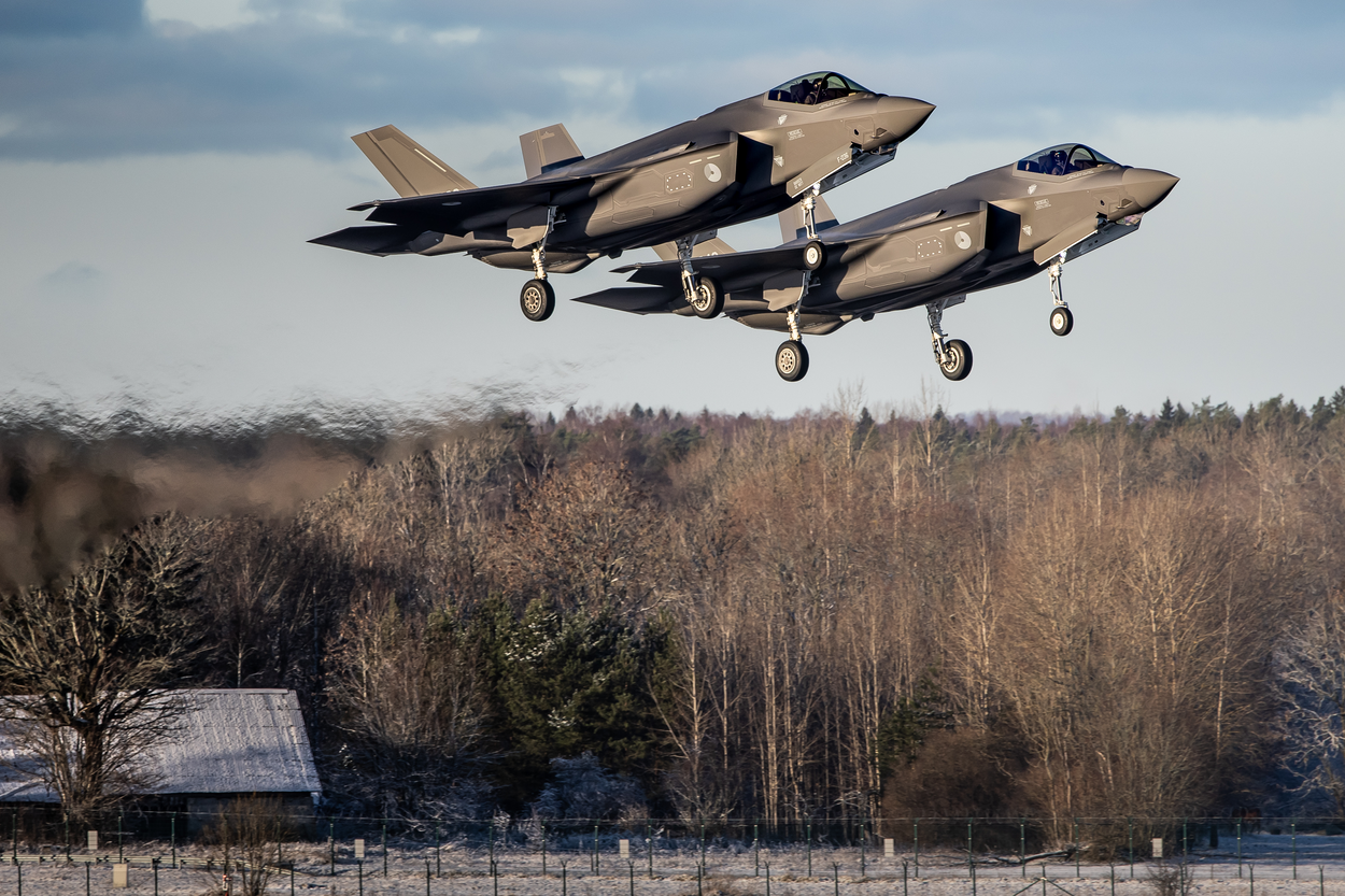 Twee vliegende F35’s in de lucht.