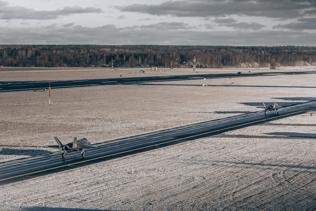 Twee F-35’s op de flight line. Rondom de asfaltstrook ligt sneeuw.