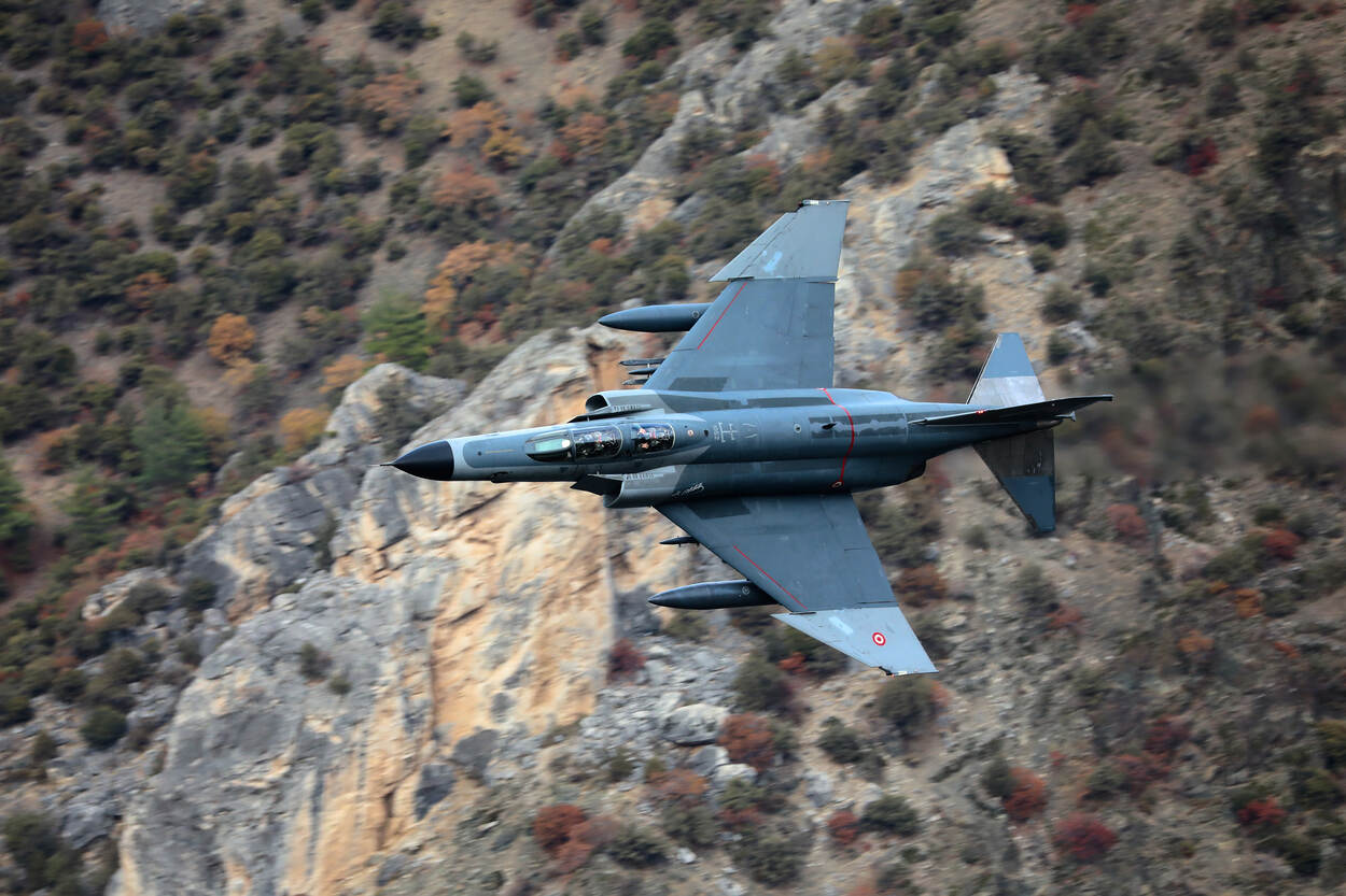 Een Phantom vliegt door de lucht in Turkije