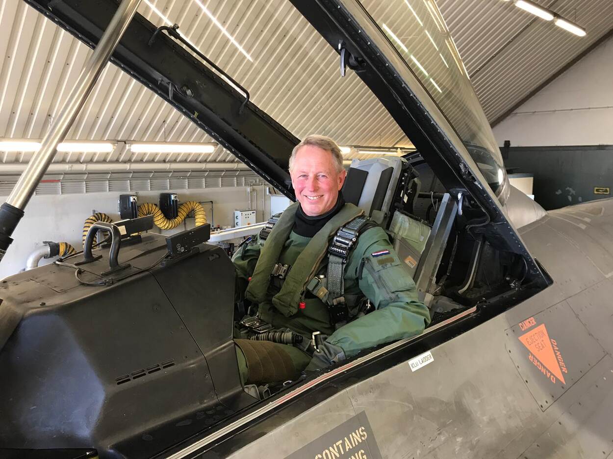 Frans Osinga in een F-16.