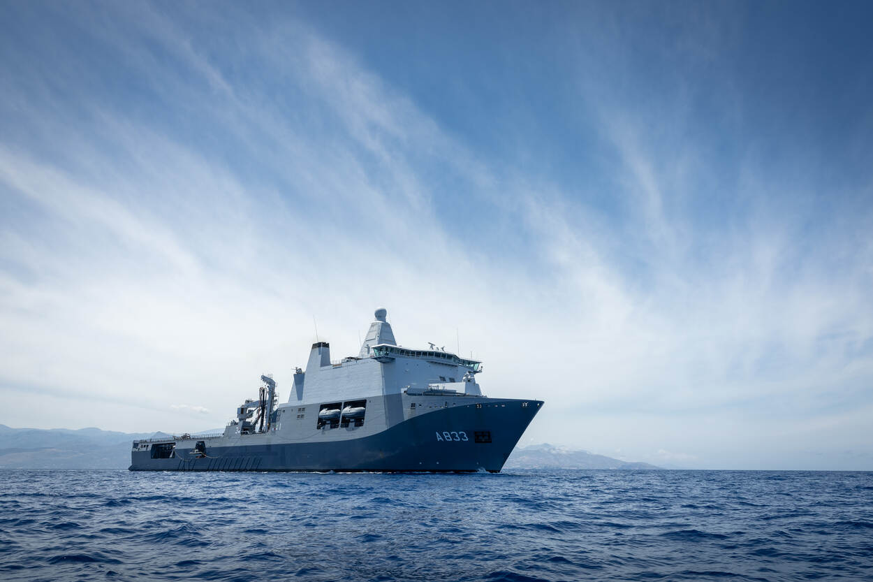 De Karel Doorman op zee, de foto is op een afstand genomen.