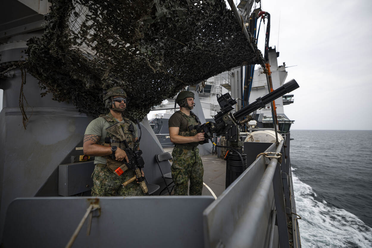 Alles op scherp aan boord van de Karel Doorman.