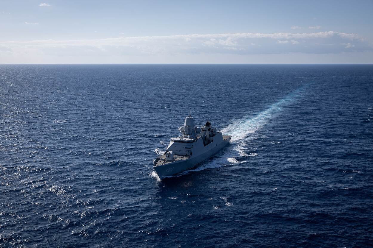 Zr.Ms. Tromp, varend op zee. De zon schijnt.