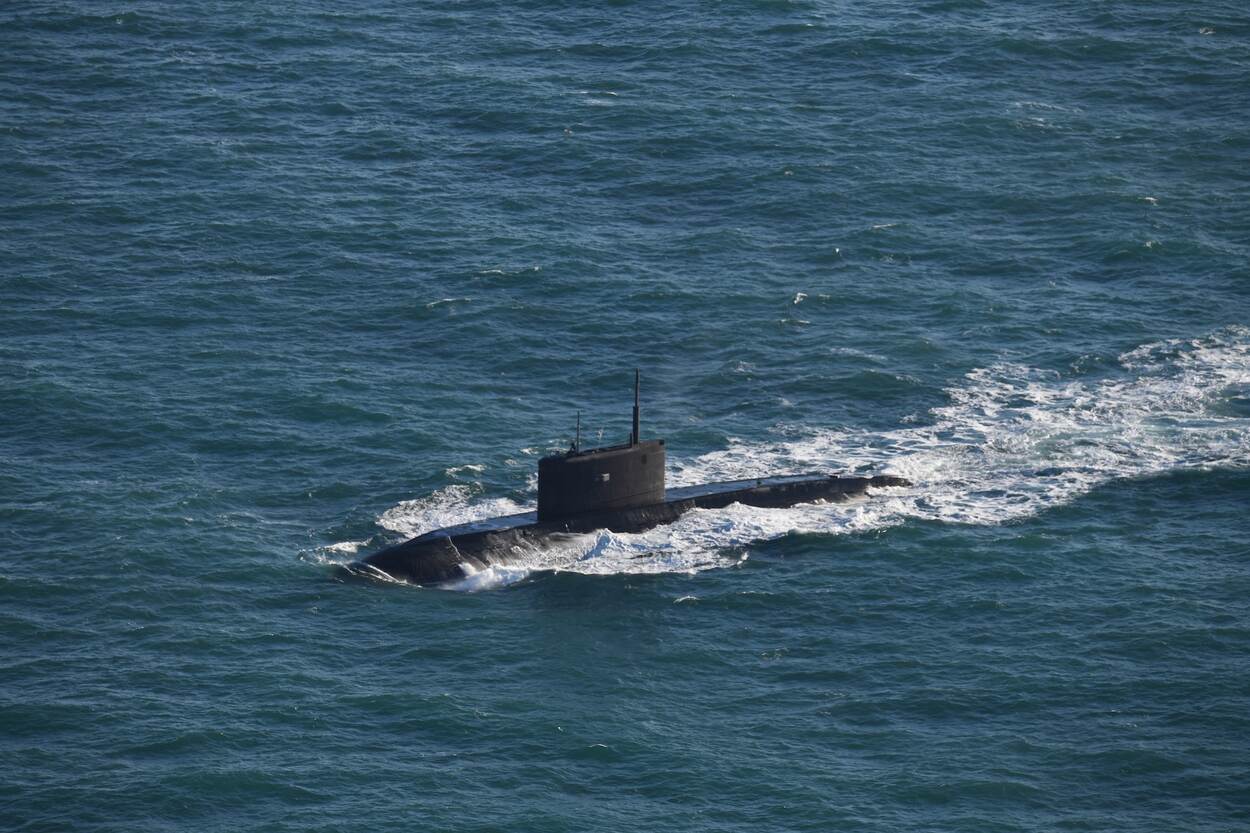 Russische onderzeeboot van bovenaf gezien op de Noordzee.