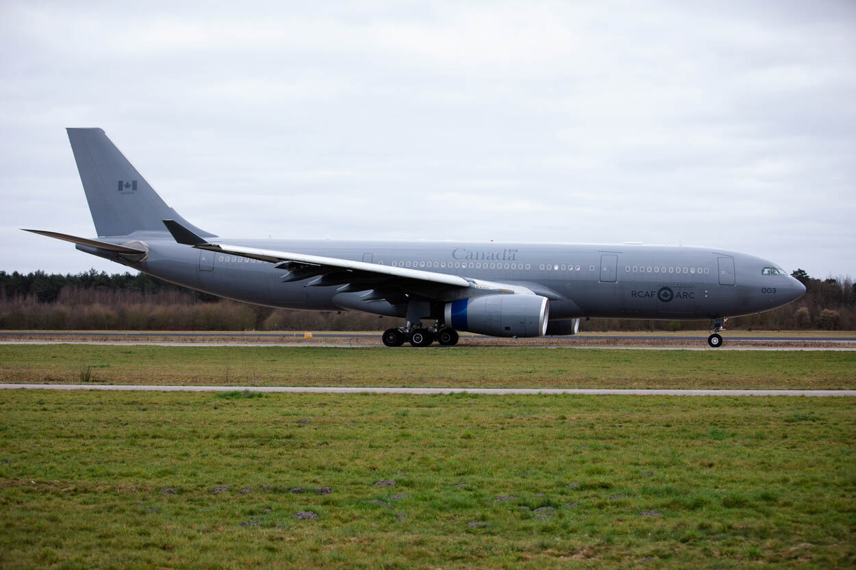 Een Canadees vliegtuig op de landingsbaan
