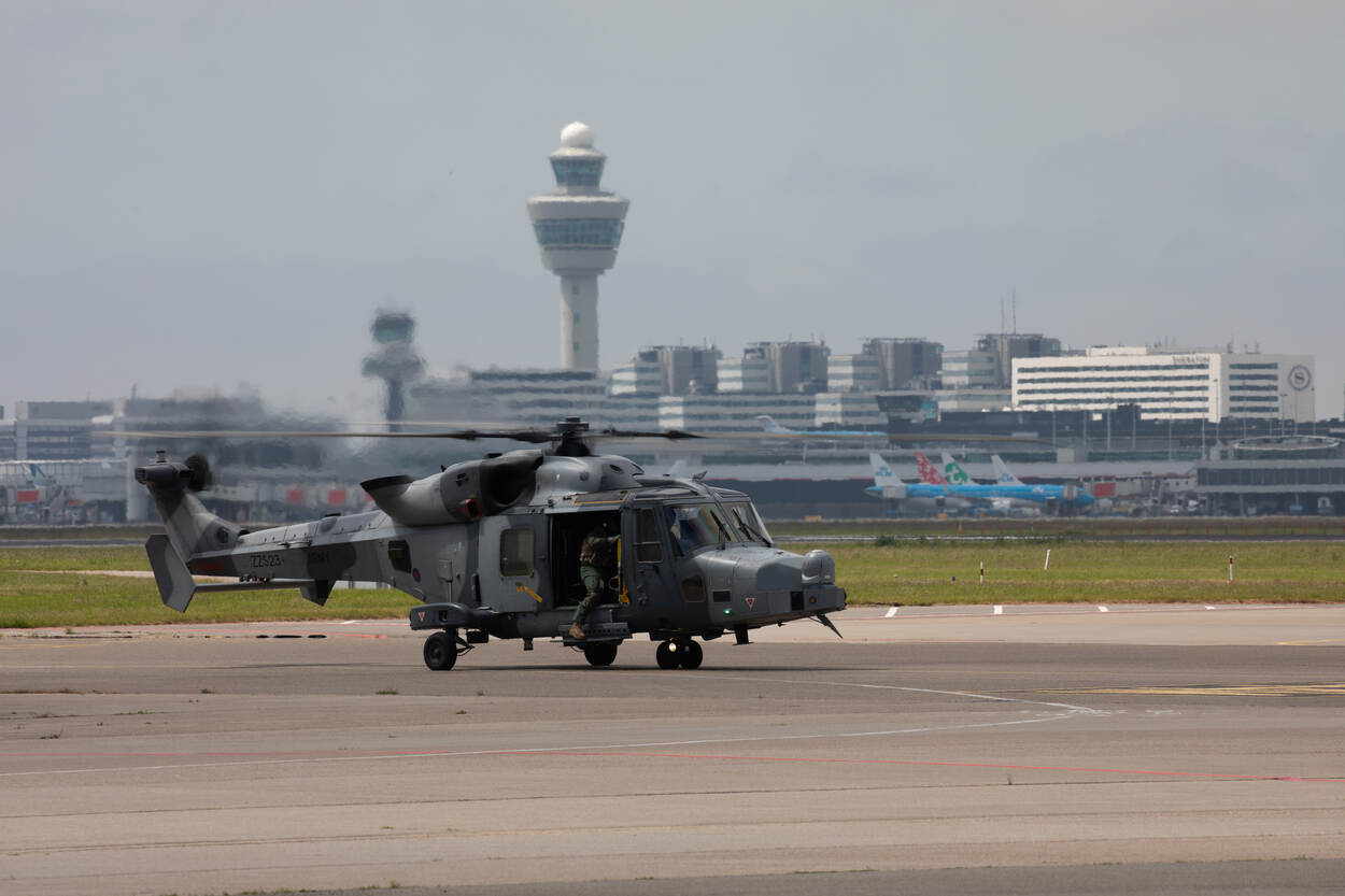 Een Wilcat helikopter op Schiphol.