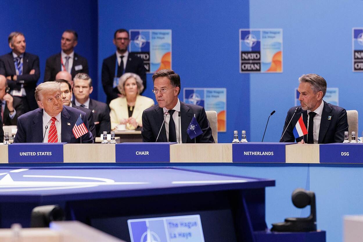 De president van de VS, secretaris-generaal van de NAVO en Nederlandse premier aan tafel.